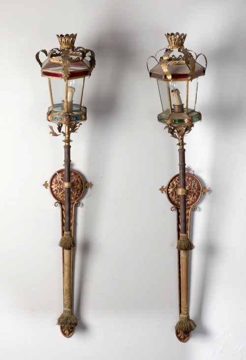 Pareja de faroles, en cobre recortado, calado y vidrio.Esp