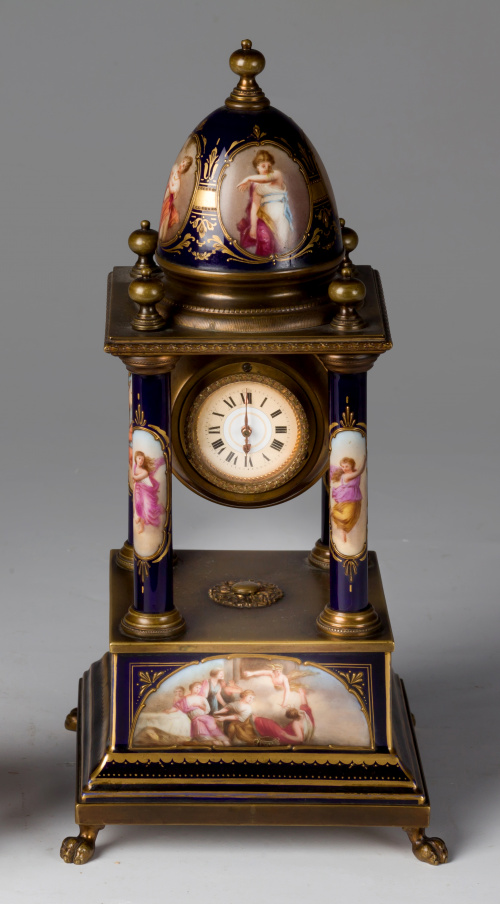 Reloj de sobremesa de porcelana, decorado con escenas mitol