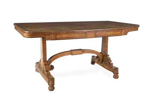 “Library table” de madera de satín.Trabajo inglés, S. XIX.