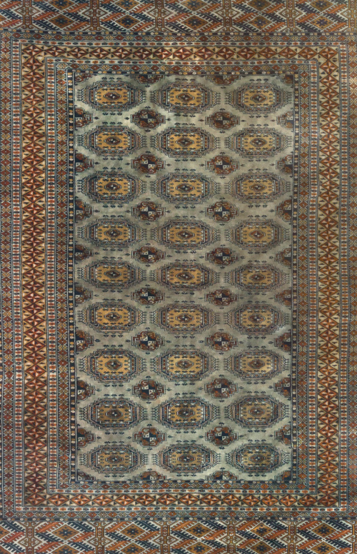 Alfombra con decoración geométrica, sobre campo verdeS. X