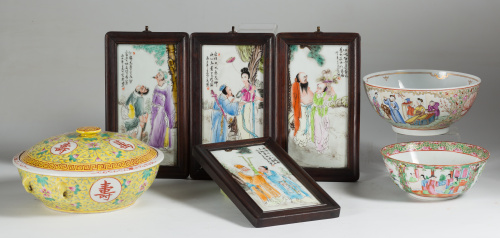 Cuatro placas en porcelana esmaltada representando escenas 