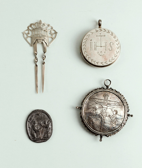 Pareja de candelabros de cuatro luces de porcelana esmaltad