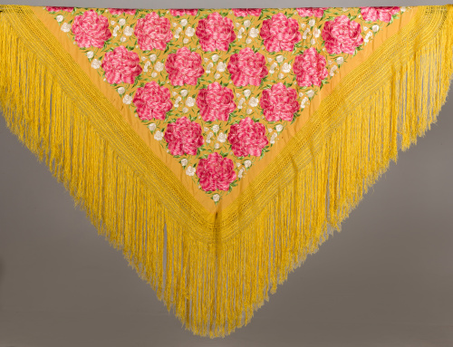 Mantón de “manila” en seda con peonías bordadas en rosa.Tr
