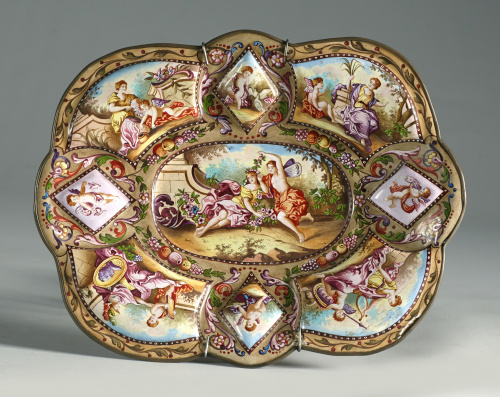 Bandeja en metal y  esmalte, con cartelas que hacen referen