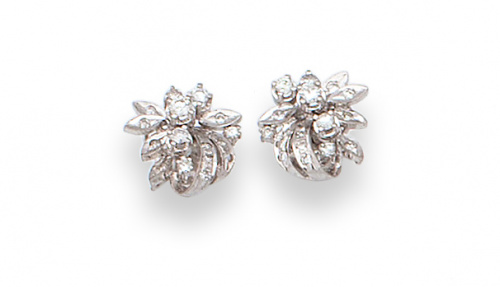 Pendientes de flores de brillantes en oro blanco.