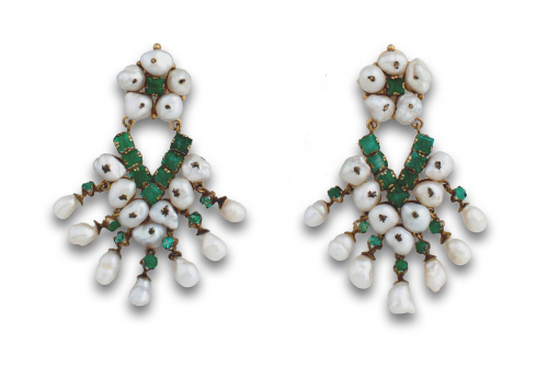 Conjunto de collar y pendientes de perlas barrocas y esmera