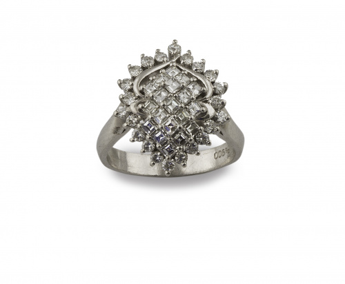 Sortija con centro de diamantes talla princesa rodeado por 