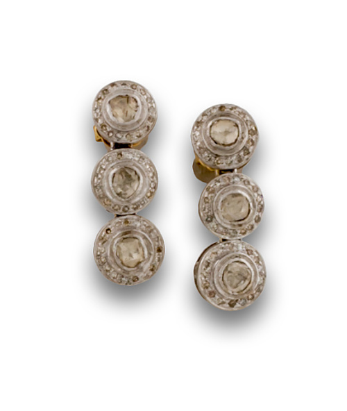 Pendientes largos con tres rosetones de diamantes talla tab