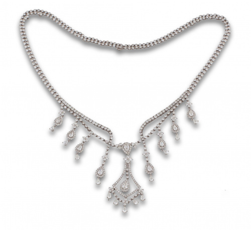 Collar de brillantes con centro de diseño a modo de lámpara