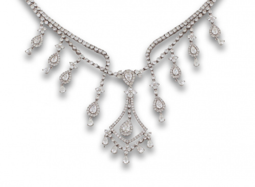 Collar de brillantes con centro de diseño a modo de lámpara