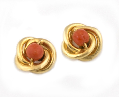 Pendientes nido con cuenta de coral en el centro