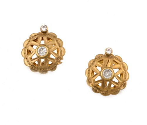 Pendientes en forma de rosetón calado con zafiros blancos e