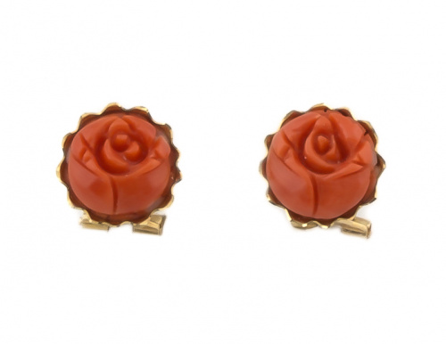 Pendientes de flor tallada en coral con montura lobulada en