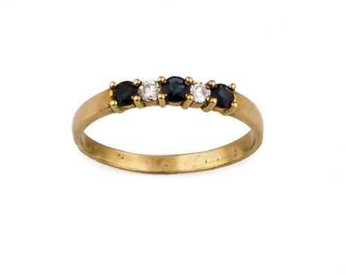 Sortija media alianza con tres zafiros y dos brillantes