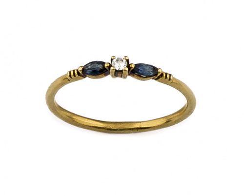 Sortija con brillante central entre dos zafiros