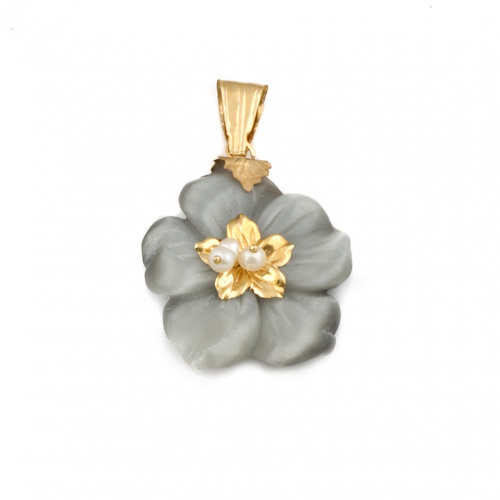 Colgante flor con pétalos de nácar y centro de perlas