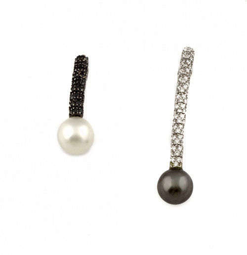 Pendientes largos asimétricos con perla blanca y negra rece