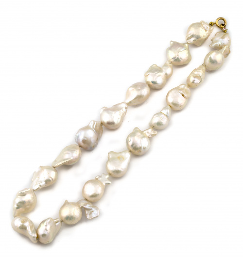 Collar de perlas barrocas con cierre en oro de 18K.