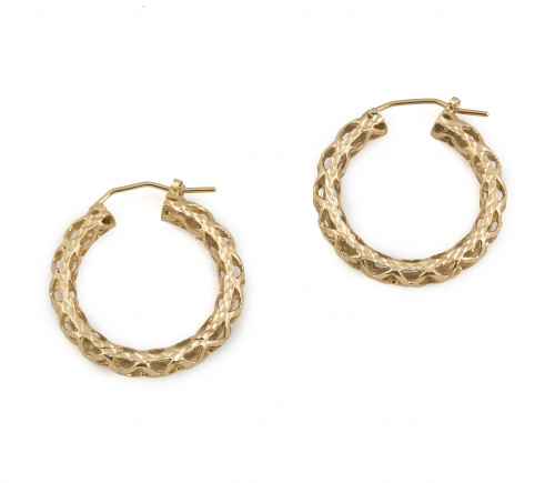 Pendientes criollas con trabajo calado en oro amarillo de 1