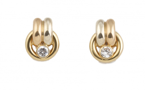 Pendientes con aro y circonita sujeto por bandas gallonadas