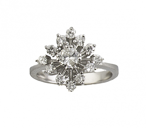 Sortija rosetón con brillante central rodeado por rombo de 