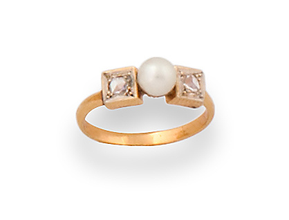 Sortija de pps s XX con perla fina entre dos diamantes en m