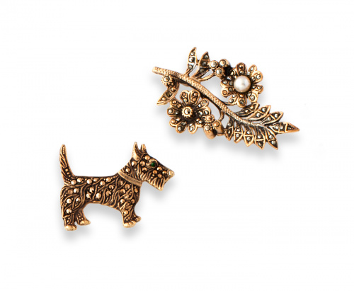 Lote de dos broches en plata dorada y marcasitas:rama con f