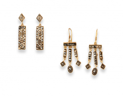 Lote de dos parejas de pendientes largos de plata dorada y 