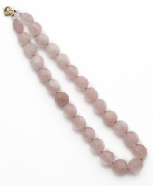 Collar de cuentas de ágata rosa facetada con cierre en oro 
