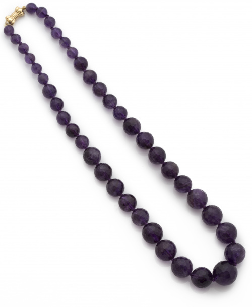 Collar de amatistas facetadas de tamaño creciente hacia el 
