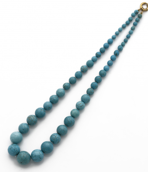 Collar de turquesas de tamaño creciente hacia el centro con