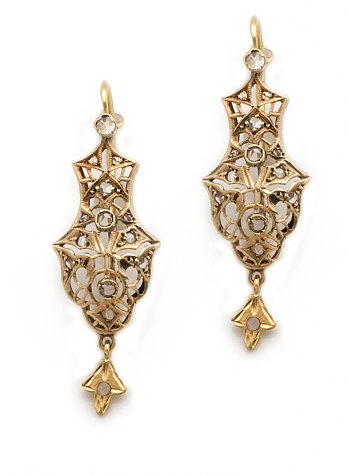 Pendientes largos s XIX diseño a modo de lámpara calada con