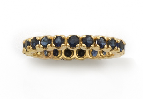 Sortija alianza completa de zafiros en oro amarillo de 18K