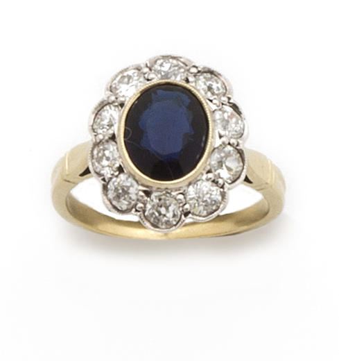 Sortija con zafiro oval de 1.20 ct aprox orlado de brillant