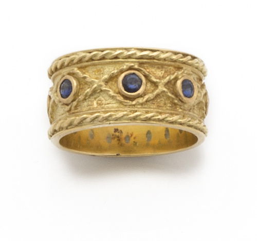 Sortija ancha con zafiros en diseño tipo bizantino con cord