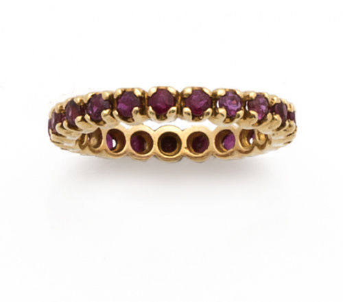 Sortija alianza completa de rubíes en oro de 18K.