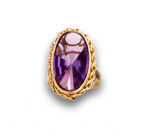 Sortija años 30 con gran amatista oval enmarcada en cadenet