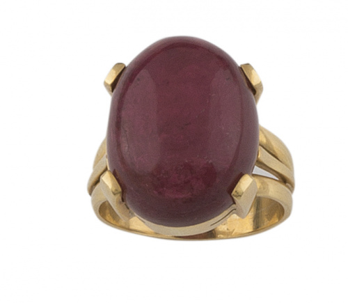 Sortija con gran cabuchón de turmalina rosa en oro amarillo