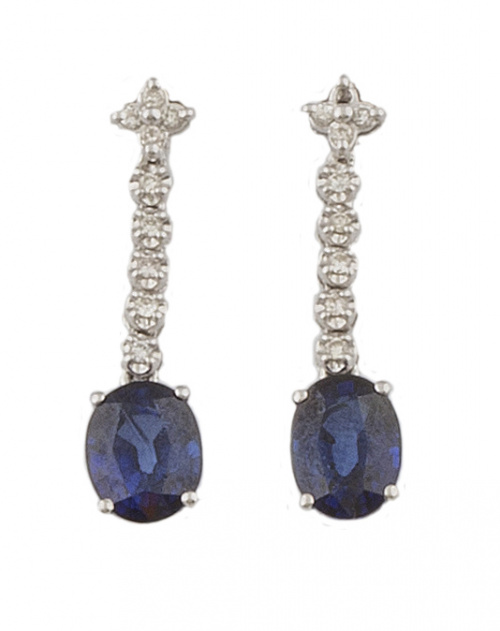 Pendientes con zafiros ovales que penden de línea rivière d