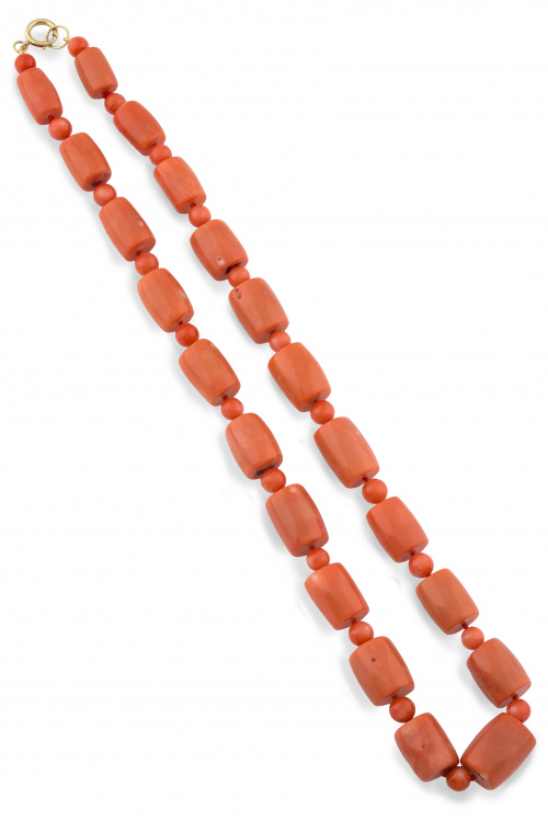 Collar de coral con grandes cilindros de tamaño creciente h