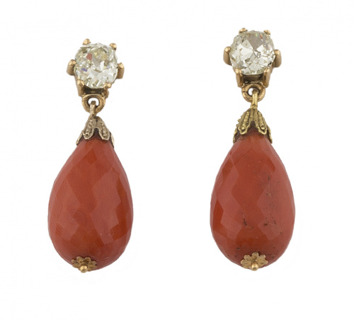 Pendientes largos con perillas de coral facetadas y brillan