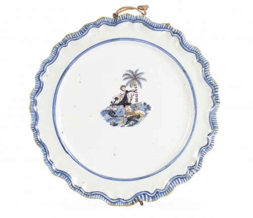 Plato de cerámica esmaltada en azul de cobalto con una figu