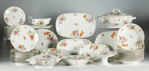 Vajilla de porcelana decorada con ramilletes pintados, keh