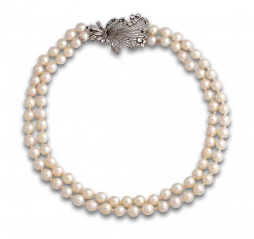 Collar corto de dos hilos de perlas japonesas con broche en