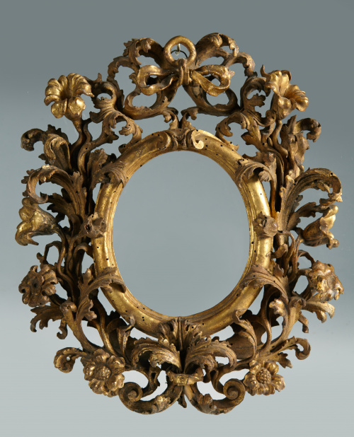 Importante marco en madera tallada, calada y dorada. Traba