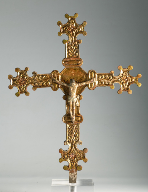 Cruz procesional, en madera de nogal tallada, estucada y do