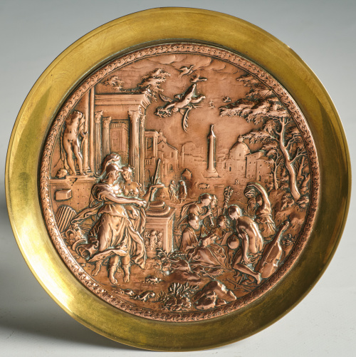“Tazza” historicista de bronce y cobre repujado.Italia, S.