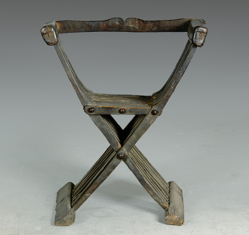 Silla de tijera o Savonarola en madera de nogal patinado co