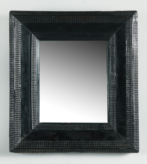 Marco de estilo holandés, en madera ebonizada con moldura r