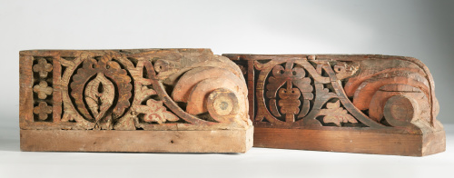 Pareja de canes de madera tallada y policromada con roseton
